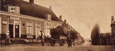 Een 'kiekje' van 't Stationsplein te Arnemuiden. Links het café 'Spoorzicht'. Een 'kiekje' van 't Stationsplein te Arnemuiden. Links het café 'Spoorzicht'.