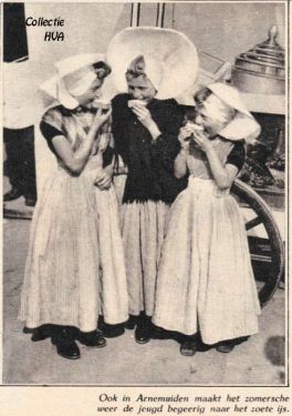 Meisjes bij ijskar in 1932. Meisjes bij ijskar in 1932.