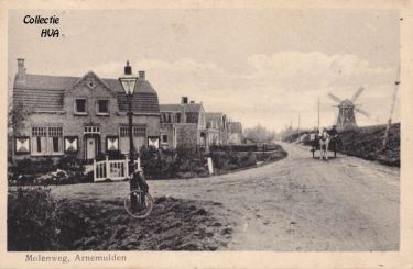 De Molenweg vóór de verharding. De voormalige keetdijk is rechts op de foto. De elektrische verlichting is aangebracht. De Molenweg vóór de verharding. De voormalige keetdijk is rechts op de foto. De elektrische verlichting is aangebracht.