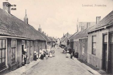De Lionstraat in later tijd met links de voormalige weverij. De Lionstraat in later tijd met links de voormalige weverij.