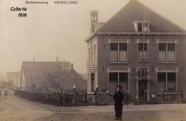 De nieuwe dokterswoning, gebouwd op een gedeelte van de gedempte vest. Hierin woont dokter W.F.Th. van der Bijl. De nieuwe dokterswoning, gebouwd op een gedeelte van de gedempte vest. Hierin woont dokter W.F.Th. van der Bijl.