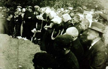 Onthulling van het monument voor de omgekomen vissers. Onthulling van het monument voor de omgekomen vissers.