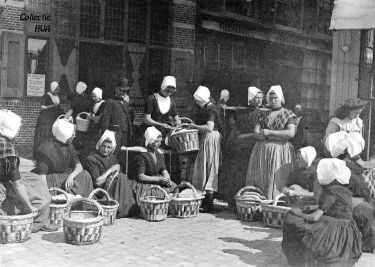 Arnemuidse visleursters in Middelburg omstreeks 1900. Arnemuidse visleursters in Middelburg omstreeks 1900.