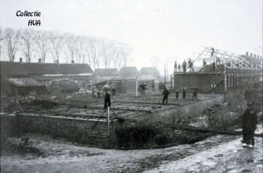 Op 6 december 1926 wordt een foto gemaakt van de werkzaamheden op de Zuidwal. Adriaan Joosse (rechts) slaat met grote belangstelling het werk gade. De afgegraven Zuidwal moet nog bestraat worden. Op 6 december 1926 wordt een foto gemaakt van de werkzaamheden op de Zuidwal. Adriaan Joosse (rechts) slaat met grote belangstelling het werk gade. De afgegraven Zuidwal moet nog bestraat worden.