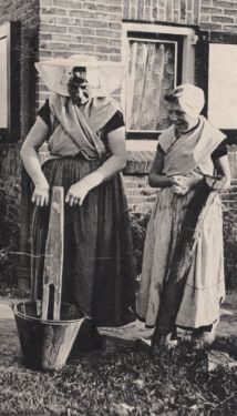 't Is waschdag, en de Arnemuidsche huisvrouw laat de stamper lustig dansen. 't Is waschdag, en de Arnemuidsche huisvrouw laat de stamper lustig dansen.