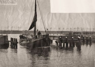 De botter ARM 3 van schipper Robbert van Belzen passeert de Arnebrug op weg naar de Arnemuidse haven. De botter ARM 3 van schipper Robbert van Belzen passeert de Arnebrug op weg naar de Arnemuidse haven.