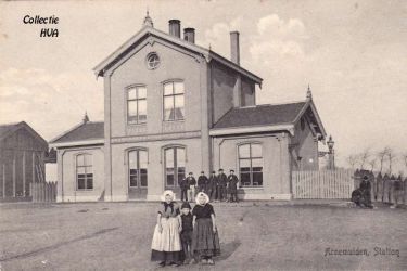 Het in 1871 gebouwde station voor de spoorwegen. Het in 1871 gebouwde station voor de spoorwegen.