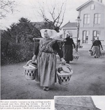 Bittere armoe en hard werken, de mannen op zee en de vrouwen met vis leuren. Met zware manden ’s morgens weg, met lege manden ’s avonds naar huis, elke dag opnieuw, dat is het leven van de Arnemuidsche visvrouwen. En niet altijd verzoeten de prijzen 't harde werk en de lange dag. Bittere armoe en hard werken, de mannen op zee en de vrouwen met vis leuren. Met zware manden ’s morgens weg, met lege manden ’s avonds naar huis, elke dag opnieuw, dat is het leven van de Arnemuidsche visvrouwen. En niet altijd verzoeten de prijzen 't harde werk en de lange dag.