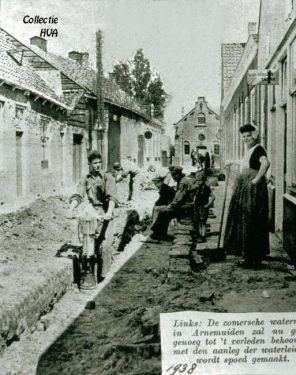 De zomerse waternood in Arnemuiden zal nu gauw genoeg tot ‘t verleden behoren: met de aanleg van de waterleiding wordt spoed gemaakt. De zomerse waternood in Arnemuiden zal nu gauw genoeg tot ‘t verleden behoren: met de aanleg van de waterleiding wordt spoed gemaakt.