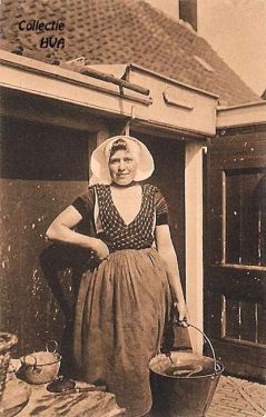 Ondanks de zorgelijke tijden gedurende de 1e Wereldoorlog gaat het dagelijks leven in Arnemuiden gewoon door. Op de foto Jannetje Odding. Ondanks de zorgelijke tijden gedurende de 1e Wereldoorlog gaat het dagelijks leven in Arnemuiden gewoon door. Op de foto Jannetje Odding.