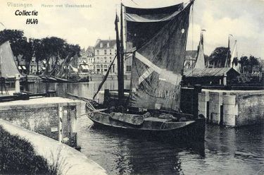 De ARM 14 van Cornelis van Belzen wordt de haven van Vlissingen binnen geroeid. De ARM 14 van Cornelis van Belzen wordt de haven van Vlissingen binnen geroeid.