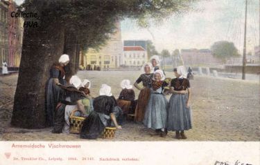 Arnemuidse visvrouwen wachten op de binnenkomst van de vissersvloot te Vlissingen. Arnemuidse visvrouwen wachten op de binnenkomst van de vissersvloot te Vlissingen.