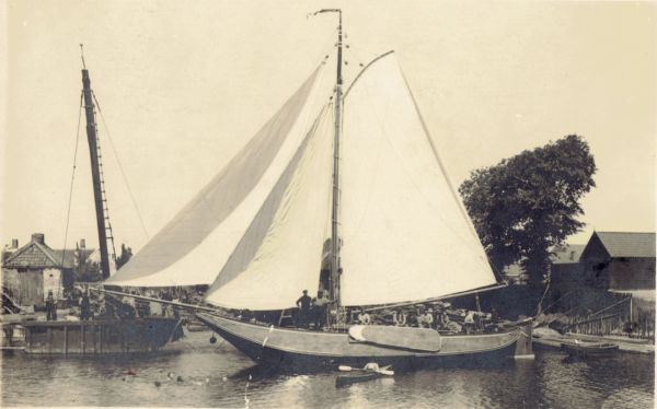 Een nieuwgebouwde jachthoogaars op de werf. Een nieuwgebouwde jachthoogaars op de werf.