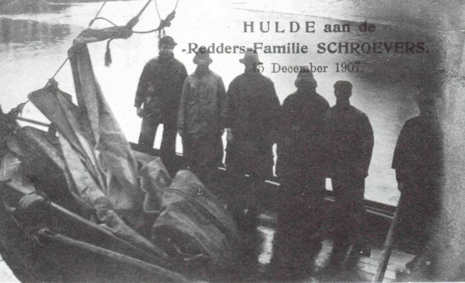 Foto uitgegeven als huldeblijk voor de reddersfamilie Schroevers. Foto uitgegeven als huldeblijk voor de reddersfamilie Schroevers.