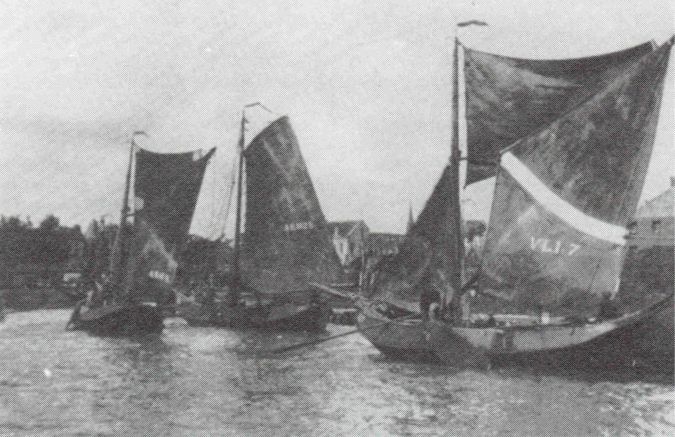 De vissersvloot zeilt de Vlissingse haven binnen. De vissersvloot zeilt de Vlissingse haven binnen.