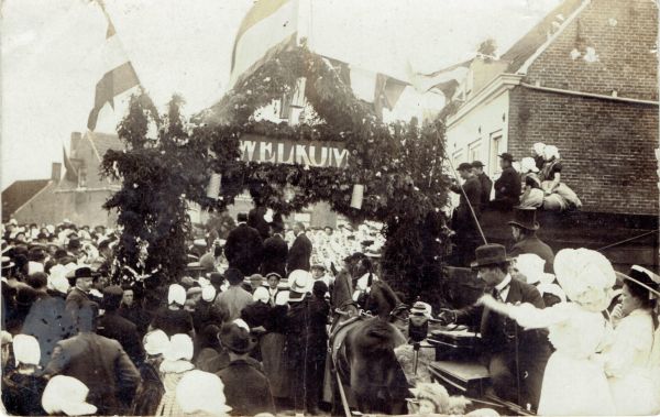 Rijtoer van de geinstalleerde burgemeester mr. H.F. Lantsheer door de gemeente. Hieronder is het restant van de oude vest te zien. Rijtoer van de geinstalleerde burgemeester mr. H.F. Lantsheer door de gemeente. Hieronder is het restant van de oude vest te zien.