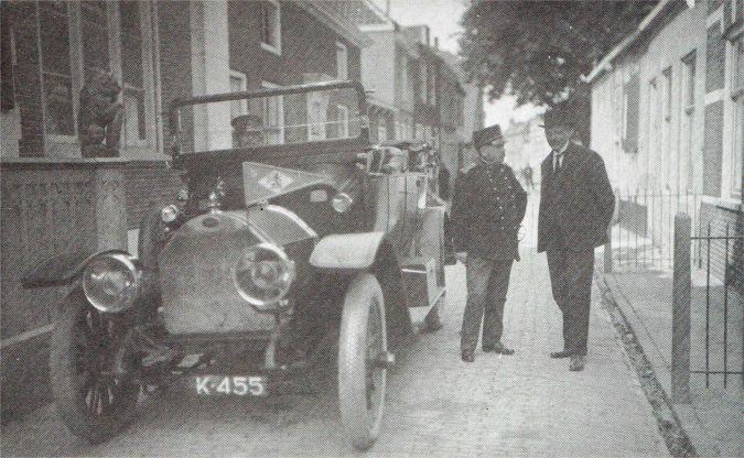 Burgemeester Lantsheer met de territoriaal commandant kolonel Bron voor het stadhuis in 1914. Burgemeester Lantsheer met de territoriaal commandant kolonel Bron voor het stadhuis in 1914.
