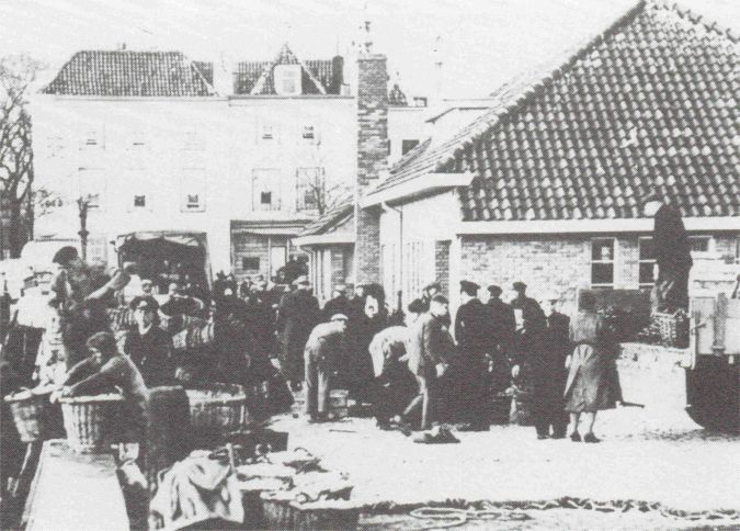Aanvoer van schardijn bij de vismijn te Vlissingen. Duitse soldaten regelen de afvoer naar Duitsland. Aanvoer van schardijn bij de vismijn te Vlissingen. Duitse soldaten regelen de afvoer naar Duitsland.