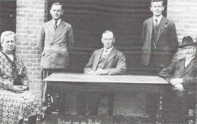 De leerkrachten van de School met de Bijbel: v.l.n.r. juffrouw J.P. Brouwer, meester J.P. de Jonge, het hoofd J..J.C. van der Graaff, meester C. Geervliet en meester G. van der Louw. De leerkrachten van de School met de Bijbel: v.l.n.r. juffrouw J.P. Brouwer, meester J.P. de Jonge, het hoofd J..J.C. van der Graaff, meester C. Geervliet en meester G. van der Louw.