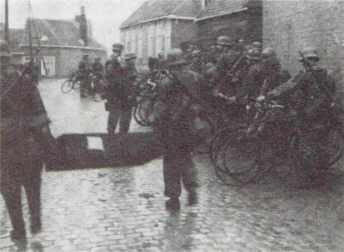 Duitse soldaten op de Markt en op de Zuidwal. Duitse soldaten op de Markt en op de Zuidwal.