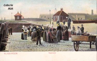 Op de vismarkt te Vlissingen wachten de visleursters op de aankomst van de visschuiten om de bijvangst op te kopen. Op de vismarkt te Vlissingen wachten de visleursters op de aankomst van de visschuiten om de bijvangst op te kopen.
