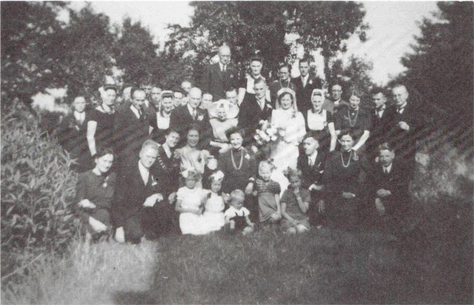 In augustus 1944 bevestigt dr. J.C. Hooykaas nog een huwelijk te Arnemuiden. Geheel rechts op de foto is de predikant te zien. In augustus 1944 bevestigt dr. J.C. Hooykaas nog een huwelijk te Arnemuiden. Geheel rechts op de foto is de predikant te zien.