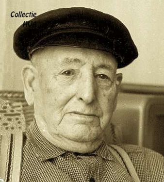 De oude vissersman Piet Jobse van de hoogaars ARM 24. De oude vissersman Piet Jobse van de hoogaars ARM 24.