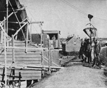 De transporteur zorgt voor de aanvoer van de mossels uit het schip. De transporteur zorgt voor de aanvoer van de mossels uit het schip.