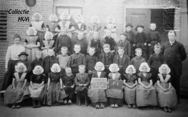 Schoolklas in 1903 met rechts meester Van Doezelaar en links juffrouw Van Oostveen. Schoolklas in 1903 met rechts meester Van Doezelaar en links juffrouw Van Oostveen.
