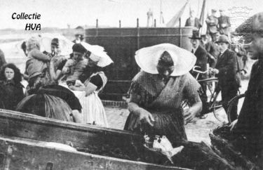 Visverkoopster aan de haven te Vlissingen. Visverkoopster aan de haven te Vlissingen.