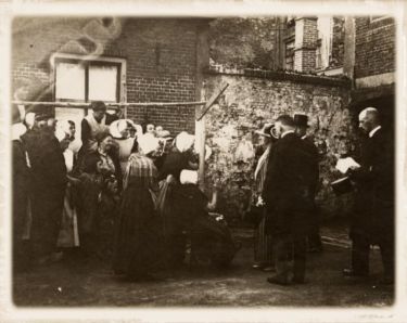 Koningin Wilhelmina in gesprek met de weduwen van de verdronken vissers in Vlissingen. Koningin Wilhelmina in gesprek met de weduwen van de verdronken vissers in Vlissingen.