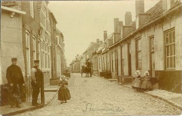 De oostzijde van de Westdijkstraat in de toestand van vóór de sanering. De oostzijde van de Westdijkstraat in de toestand van vóór de sanering.