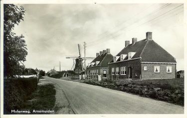De dit jaar gebouwde woningen aan het begin van de Molenweg. De dit jaar gebouwde woningen aan het begin van de Molenweg.