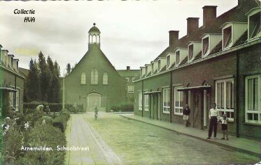 Het dit jaar voltooide kerkgebouw van de Gereformeerde Gemeente aan de Roomsestraat, vanaf dit jaar genoemd de Schoolstraat. Aan weerszijden van de Schoolstraat de onlangs gebouwde blokken woningen, die een uitkomst voor de grote woningnood betekenen. Het dit jaar voltooide kerkgebouw van de Gereformeerde Gemeente aan de Roomsestraat, vanaf dit jaar genoemd de Schoolstraat. Aan weerszijden van de Schoolstraat de onlangs gebouwde blokken woningen, die een uitkomst voor de grote woningnood betekenen.
