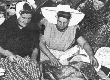 Tona de Troye in haar manufacturenzaak aan de Noordstraat met de Arnemuidse klederdrachtstoffen. V.l.n.r Jozina de Nooijer, Tona de Troye en Janna de Nooijer. Tona de Troye in haar manufacturenzaak aan de Noordstraat met de Arnemuidse klederdrachtstoffen. V.l.n.r Jozina de Nooijer, Tona de Troye en Janna de Nooijer.