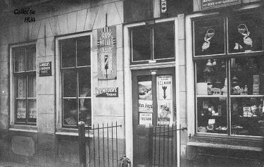 De vroegere winkel van Jan Boone en Jans Boone-de Hamer naast het gemeentehuis. Hier vestigt Joos Pouwer zich als winkelier. De vroegere winkel van Jan Boone en Jans Boone-de Hamer naast het gemeentehuis. Hier vestigt Joos Pouwer zich als winkelier.
