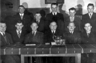 De kerkenraad van de Gereformeerde kerk. Zittend v.l.n.r. L. van Belzen, N.J. Elenbaas, Joos Tramper, ds. Veldhuijzen, Jac. Baaijens, K.J. Steketee en K. Sanderse. Staand v.l.n.r. Jan Tramper, D. Janse, Jac. de Ridder, J. Kwekkeboom en L. Baaijens. De kerkenraad van de Gereformeerde kerk. Zittend v.l.n.r. L. van Belzen, N.J. Elenbaas, Joos Tramper, ds. Veldhuijzen, Jac. Baaijens, K.J. Steketee en K. Sanderse. Staand v.l.n.r. Jan Tramper, D. Janse, Jac. de Ridder, J. Kwekkeboom en L. Baaijens.