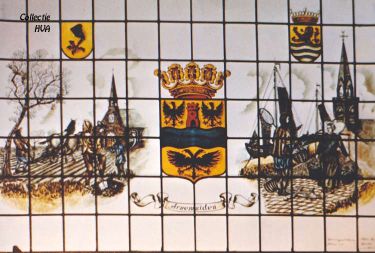 Het gebrandschilderde raam boven de voordeur van het gemeentehuis. Het gebrandschilderde raam boven de voordeur van het gemeentehuis.