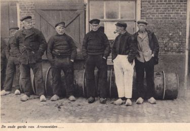 De oude garde voor de olievaten voor de woning van havenmeester H. Boone. V.l.n.r. Aart van de Gruiter, Lieven van de Ketterij, Joos van Belzen, J. de Nooijer en J. Marijs. De oude garde voor de olievaten voor de woning van havenmeester H. Boone. V.l.n.r. Aart van de Gruiter, Lieven van de Ketterij, Joos van Belzen, J. de Nooijer en J. Marijs.