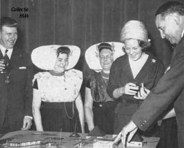 Een genoegelijk moment tijdens de bezichtiging door Prinses Beatrix van de maquette van ‘Het Zilveren Schor’. V.l.n.r. burgemeester A. Hack, mw. De Bie-Siereveld, mw. Van Belzen-Marijs, prinses Beatrix en mr. M.B. van de Werk, voorzitter van de Raad van Advies van de Stichting Zilveren Jeugdcentra. Een genoegelijk moment tijdens de bezichtiging door Prinses Beatrix van de maquette van ‘Het Zilveren Schor’. V.l.n.r. burgemeester A. Hack, mw. De Bie-Siereveld, mw. Van Belzen-Marijs, prinses Beatrix en mr. M.B. van de Werk, voorzitter van de Raad van Advies van de Stichting Zilveren Jeugdcentra.