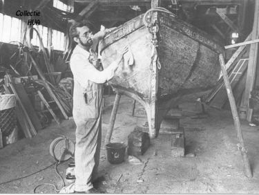 In de tweehonderd jaar oude scheepswerf van de familie Meerman in de laatste dagen van haar bestaan. In de tweehonderd jaar oude scheepswerf van de familie Meerman in de laatste dagen van haar bestaan.