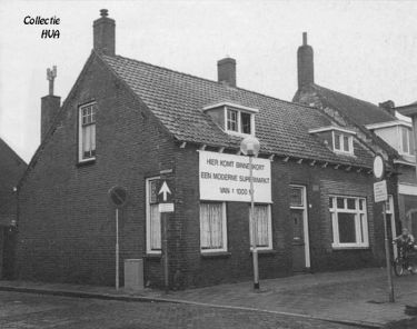 De te slopen huisjes op de hoek Markt/Marktstraat. De te slopen huisjes op de hoek Markt/Marktstraat.