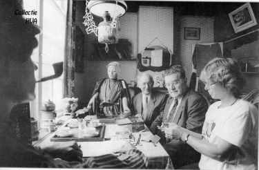 In het museum aan de Spoorstraat: v.l.n.r. de bestuursleden K. van de Ketterij en C. Marijs en de beheerster mevrouw T. Kodde. In het museum aan de Spoorstraat: v.l.n.r. de bestuursleden K. van de Ketterij en C. Marijs en de beheerster mevrouw T. Kodde.