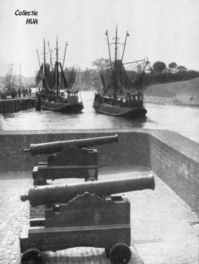 Terug in de haven van Veere van een etmaal vissen. Wat een prachtig gezicht vanaf het muurtje bij de kanonnen de schepen met op het dek de manden vol garnalen en vis te zien binnenkomen. Wat een bedrijvigheid op de kade en in de vismijn. Terug in de haven van Veere van een etmaal vissen. Wat een prachtig gezicht vanaf het muurtje bij de kanonnen de schepen met op het dek de manden vol garnalen en vis te zien binnenkomen. Wat een bedrijvigheid op de kade en in de vismijn.