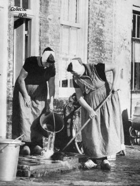 De gezusters Mien van Belzen-Blaasse en Jannetje Marijs-Blaasse druk aan het schuren. Wat een gezelligheid en genoegen onder elkaar. De gezusters Mien van Belzen-Blaasse en Jannetje Marijs-Blaasse druk aan het schuren. Wat een gezelligheid en genoegen onder elkaar.
