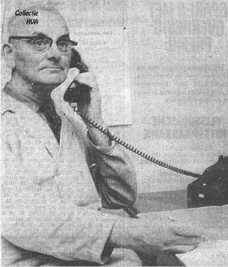 Toon de Kam, 46½ jaar de vertrouwde postkantoorhouder van Arnemuiden, gaat met pensioen. Toon de Kam, 46½ jaar de vertrouwde postkantoorhouder van Arnemuiden, gaat met pensioen.