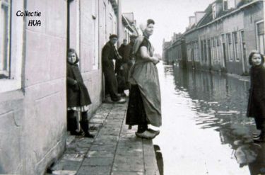 Het water staat al in de Nieuwstraat. Zal het verder stijgen? Het water staat al in de Nieuwstraat. Zal het verder stijgen?