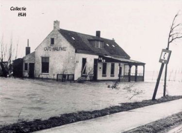 Café Halfweg aan de oude rijksweg loopt onder water. De voorgevel van het er tegenover staande huis stort in. Café Halfweg aan de oude rijksweg loopt onder water. De voorgevel van het er tegenover staande huis stort in.