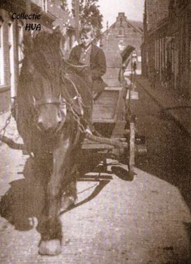 Met de zwarte beerkar van Jakes de Nooijer door de ‘Koeiestraat ‘ (de Langstraat). Met de zwarte beerkar van Jakes de Nooijer door de ‘Koeiestraat ‘ (de Langstraat).