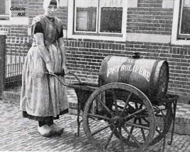 Ook het petroleumkarretje is in deze tijd een bekende verschijning. Maatje Bliek staat hier voor de woning Markt 3 van schoenmaker Blaas Marijs (later van A. van de Gruiter). Men gebruikte nog volop petroleum voor het koken en bakken op petroleumstellen. Ook het petroleumkarretje is in deze tijd een bekende verschijning. Maatje Bliek staat hier voor de woning Markt 3 van schoenmaker Blaas Marijs (later van A. van de Gruiter). Men gebruikte nog volop petroleum voor het koken en bakken op petroleumstellen.
